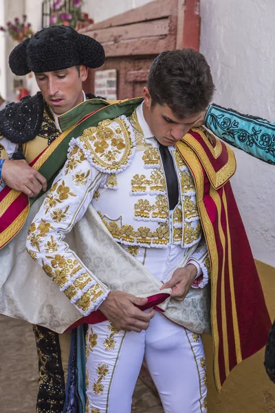 İspanyalı boğa güreşçisi Daniel Luque kendini yürüyüş pelerin i koyarak — Stok fotoğraf