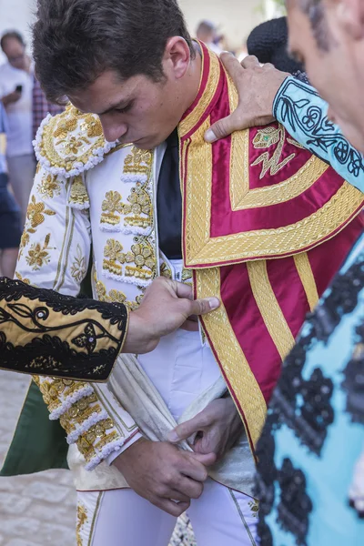 Torero español Daniel Luque poniéndose la capa de paseo i — Foto de Stock