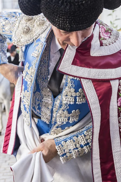 Spainish bullfighter putting itself the walk cape in the alley b — Stock Photo, Image
