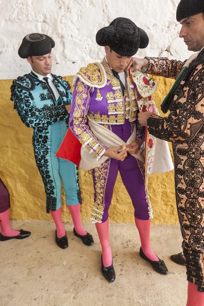 Spanischer Stierkämpfer jose maria manzanares setzt sich die Krone auf — Stockfoto