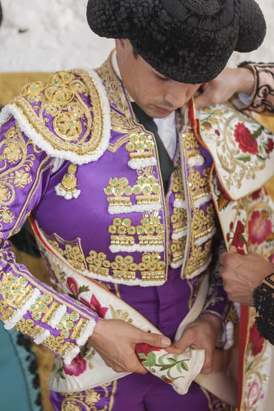 Spanischer Stierkämpfer jose maria manzanares setzt sich die Krone auf — Stockfoto