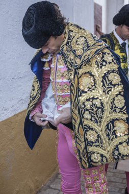 İspanyolca boğa güreşçisi Jose Tomas kendisi boğa güreşi, tipik ve çok eski geleneği Linares, Jaen Eyaleti, İspanya için dışarı çıkmadan sokakta yürüme cape koyarak