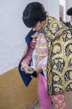 İspanyolca boğa güreşçisi Jose Tomas yürüyüş cape kendisi koyarak 