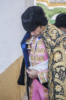 İspanyolca boğa güreşçisi Jose Tomas kendisi boğa güreşi, tipik ve çok eski geleneği Linares, Jaen Eyaleti, İspanya için dışarı çıkmadan sokakta yürüme cape koyarak