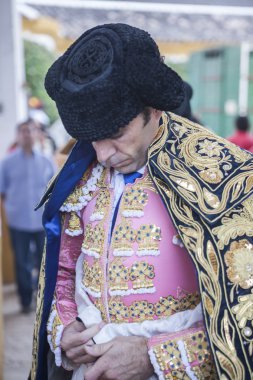 İspanyolca boğa güreşçisi Jose Tomas yürüyüş cape kendisi koyarak 