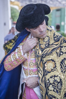 İspanyolca boğa güreşçisi Jose Tomas kendisi boğa güreşi, tipik ve çok eski geleneği Linares, Jaen Eyaleti, İspanya için dışarı çıkmadan sokakta yürüme cape koyarak