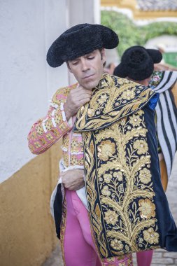 İspanyolca boğa güreşçisi Jose Tomas yürüyüş cape kendisi koyarak 