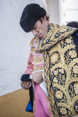 İspanyolca boğa güreşçisi Jose Tomas yürüyüş cape kendisi koyarak 
