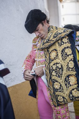 İspanyolca boğa güreşçisi Jose Tomas kendisi boğa güreşi, tipik ve çok eski geleneği Linares, Jaen Eyaleti, İspanya için dışarı çıkmadan sokakta yürüme cape koyarak