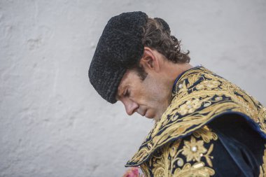 İspanyolca boğa güreşçisi Jose Tomas yürüyüş cape kendisi koyarak 