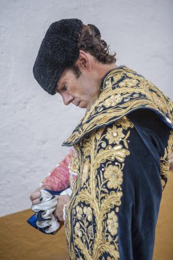 İspanyolca boğa güreşçisi Jose Tomas kendisi boğa güreşi, tipik ve çok eski geleneği Linares, Jaen Eyaleti, İspanya için dışarı çıkmadan sokakta yürüme cape koyarak