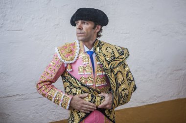 İspanyol boğa güreşçisi Jose Tomas, Linares Bulvarı, İspanya 'da savaşmak için ayrılmadan hemen önce tamamen odaklanmıştı.