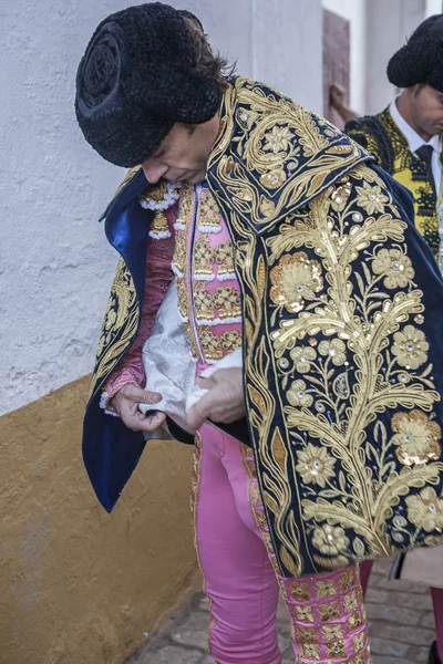 Spanischer Stierkämpfer jose tomas, der sich den Umhang in die Gasse legt, bevor er zum Stierkampf geht, typische und sehr alte Tradition in Linares, Provinz Jaen, Spanien — Stockfoto