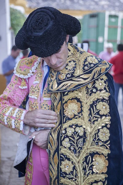 Spanischer Stierkämpfer jose tomas, der sich den Umhang in die Gasse legt, bevor er zum Stierkampf geht, typische und sehr alte Tradition in Linares, Provinz Jaen, Spanien — Stockfoto