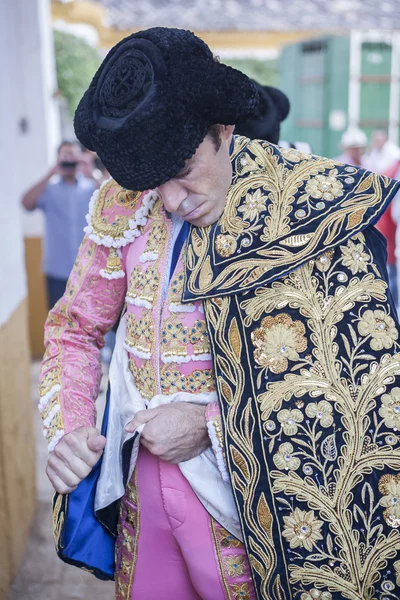 Spanischer Stierkämpfer jose tomas, der sich den Umhang in die Gasse legt, bevor er zum Stierkampf geht, typische und sehr alte Tradition in Linares, Provinz Jaen, Spanien — Stockfoto