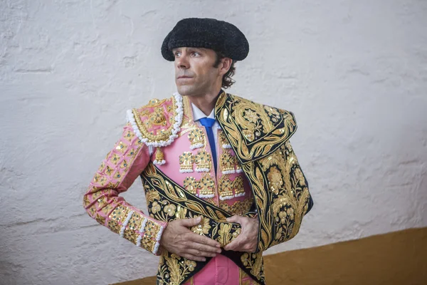 Hiszpański Bullfighter Jose Tomas całkowicie skupiony chwilę przed wyjazdem na walkę w Bullring of Linares, Hiszpania — Zdjęcie stockowe