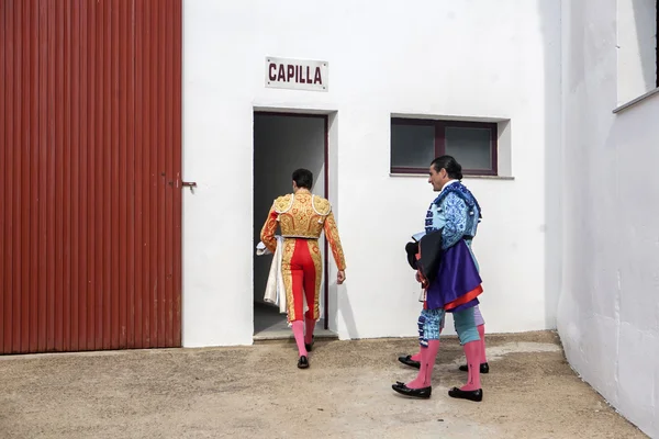 De Spaanse stieren strijders betreden de kapel voordat ze stikkend vechten, — Stockfoto