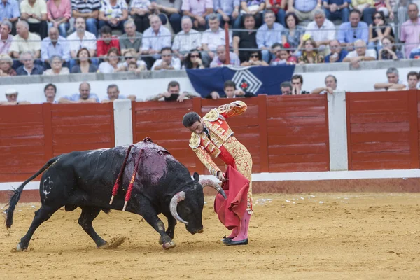 スペインの闘牛士エンリケ・ポンセは、松葉杖で闘牛 — ストック写真