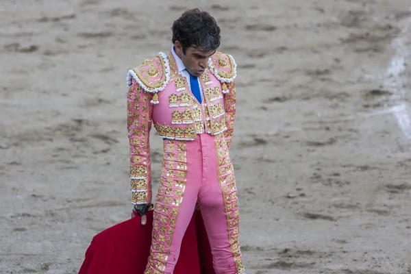 松葉杖で闘牛するスペインの闘牛士ホセ・トマス — ストック写真
