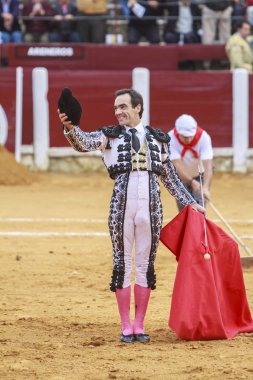 İspanyol Bullfighter El Cid şapkası ile kamu tebrik 