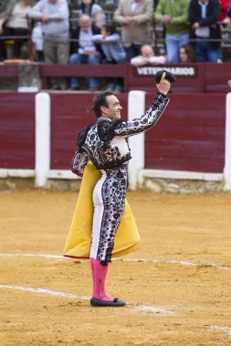 İspanyol Bullfighter El Cid şapkası ile kamu tebrik 
