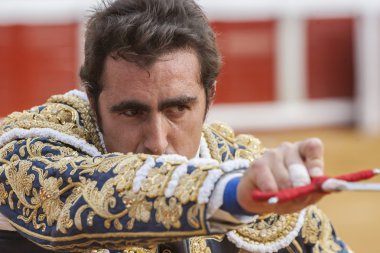 İspanyol Boğa Güreşçisi David Fandila El Fandi ente hazırlanıyor