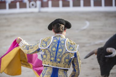 İçinde koltuk değneği ile İspanyol Boğa güreşçisi El Fandi boğa güreşi