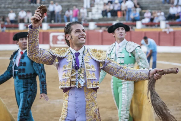 De Spaanse stierenvechter David Valiente aan het draaien van eer — Stockfoto