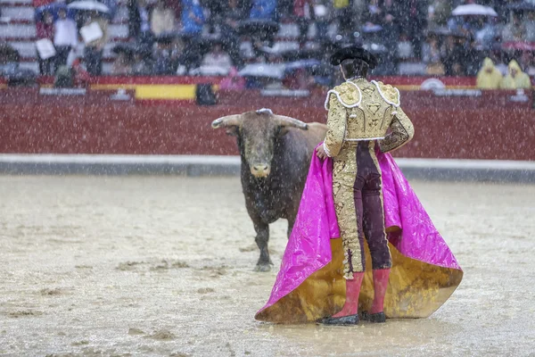 O toureiro espanhol Sebastian Castella durante um período chuvoso — Fotografia de Stock