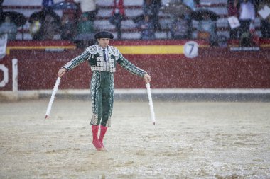 Yağmurlu bir öğleden sonra boğa güreşi sırasında İspanyol Boğa güreşçisi