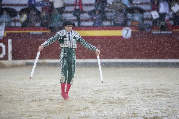 Yağmurlu bir öğleden sonra boğa güreşi sırasında İspanyol Boğa güreşçisi — Stok fotoğraf