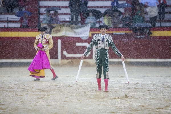 雨の午後の闘牛中のスペインの闘牛士 — ストック写真