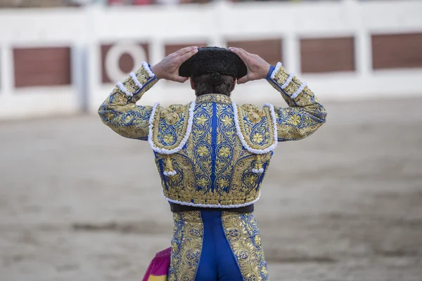 Torero español con las manos en la cabeza llevando su monte — Foto de Stock