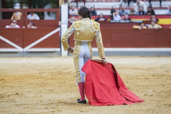 Koltuk değneği ile İspanyol Boğa güreşçisi Curro Diaz boğa güreşi — Stok fotoğraf