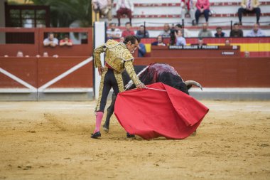 İspanyol Boğa güreşçisi Cesar Jimenez paseillo veya Jaen Arena, İspanya, ilk geçit boğa güreşi bekleyen sokakta