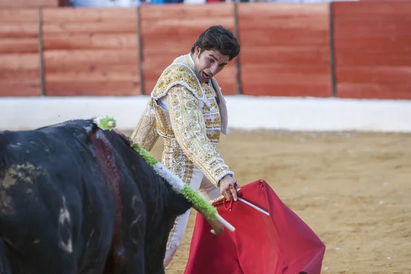 El torero español Curro Díaz saluda al público con su — Foto de Stock