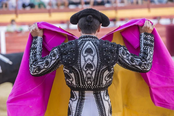 The Spanish Bullfighter bullfighting with the crutch in the Bull — Stock Photo, Image