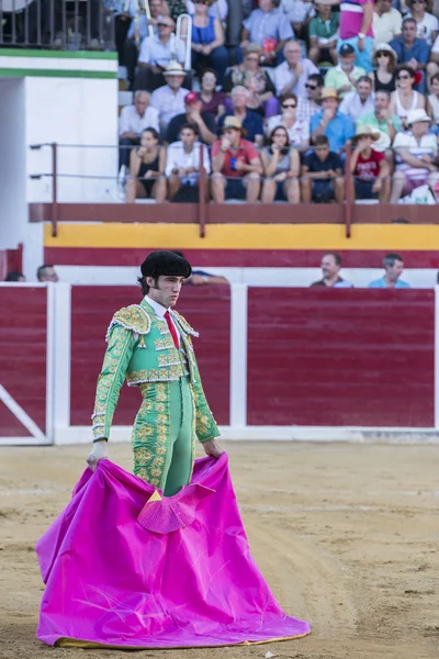 O toureiro espanhol Adrian de Torres touradas com o c — Fotografia de Stock