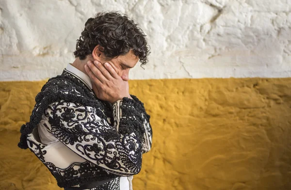 Torero español Miguel Abellan se concentró totalmente en momentos anteriores — Foto de Stock