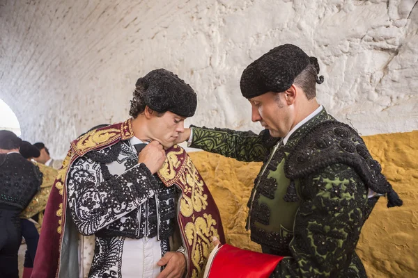 Torero español Miguel Abellan poniéndose la capa de paseo — Foto de Stock