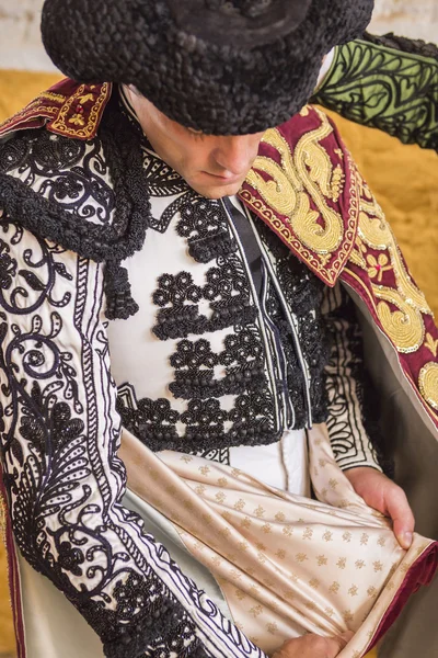 Torero español Miguel Abellan poniéndose la capa de paseo — Foto de Stock