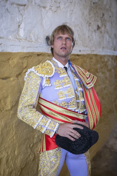 Den spanska tjurfäktare Ivan Garcia fokuserade helt ögonblick innan de lämnar för att slåss i tjurfäktningsarenan i Andujar, Spanien — Stockfoto