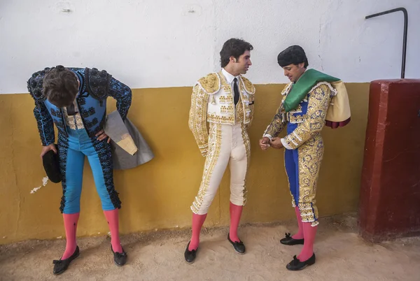 The Spanish Bullfighter Cayetano Rivera and Francisco Rivera speaking in the alley before going out to the sabiote bullring, Spain — Stock Photo, Image