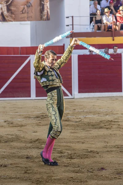 スペインの闘牛士フアン・ホセ・パディラは、サビオテの闘牛中に旗を置きます, スペイン — ストック写真