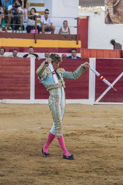 スペインの闘牛士マヌエル・エスクリバノは、サビオテの闘牛中に旗を置きます, スペイン — ストック写真