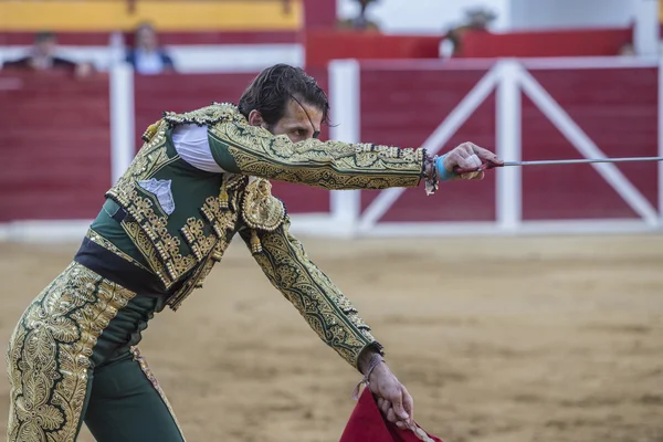 Španělský bulvák Juan Jose Padillův s mečem v ruce se chce soustředit na býka připravený zabíjet v bullringu sabiota, Španělsko — Stock fotografie