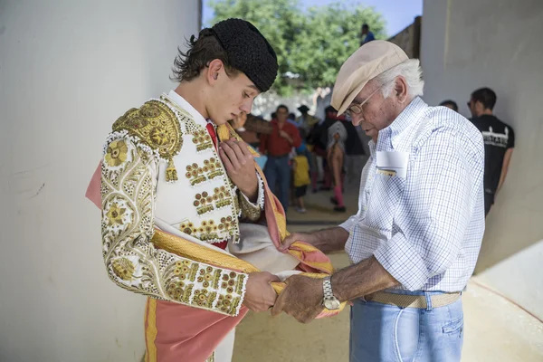 Torero stawia Capote de Paseo nauczane przez jego dziadka w alei przed udaniem się do walki byka, typowa i bardzo Starożytna tradycja w Baeza, Hiszpania — Zdjęcie stockowe