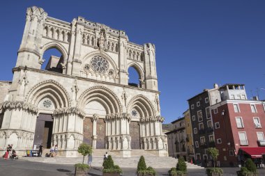 Cuenca'nın Katedrali cephe turist yürümek, Katedrali St Julian, Gotik İngilizce-norman tarzı, XII yüzyıl, Grace Our Lady Basilica denilen için adanmış