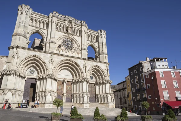 Turistas caminan cerca de la fachada de la Catedral de Cuenca, La catedral está dedicada a San Julián, estilo gótico inglés-norman, siglo XII, llamada la Basílica de Nuestra Señora de la Gracia — Foto de Stock