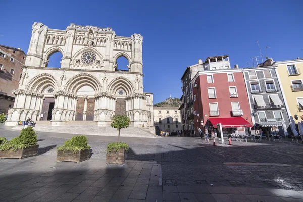 Turistas caminham perto da fachada da Catedral de Cuenca, A catedral é dedicada a São Juliano, estilo gótico inglês-norman, século XII, chamado de Basílica de Nossa Senhora da Graça — Fotografia de Stock